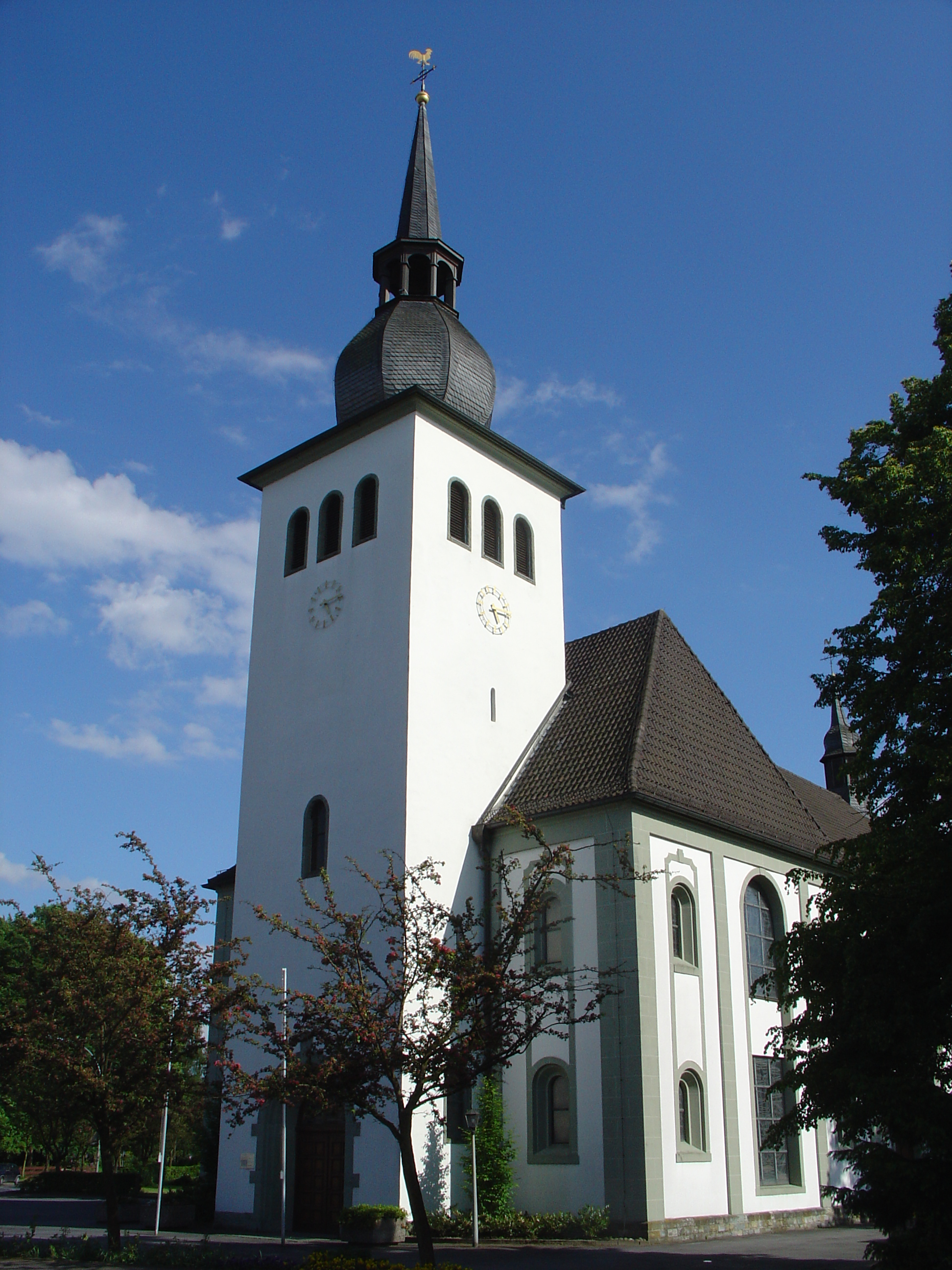 Rietberg-Westerwiehe_St._Laurentius_Kirchturm.jpg